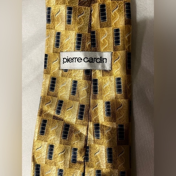 Pierre Cardin 100 percent silk gold with geometric design scarf office wear​​​​​ - Picture 2 of 7